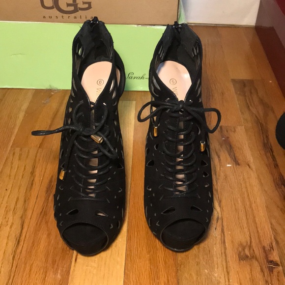 Black laced heels - Picture 1 of 5